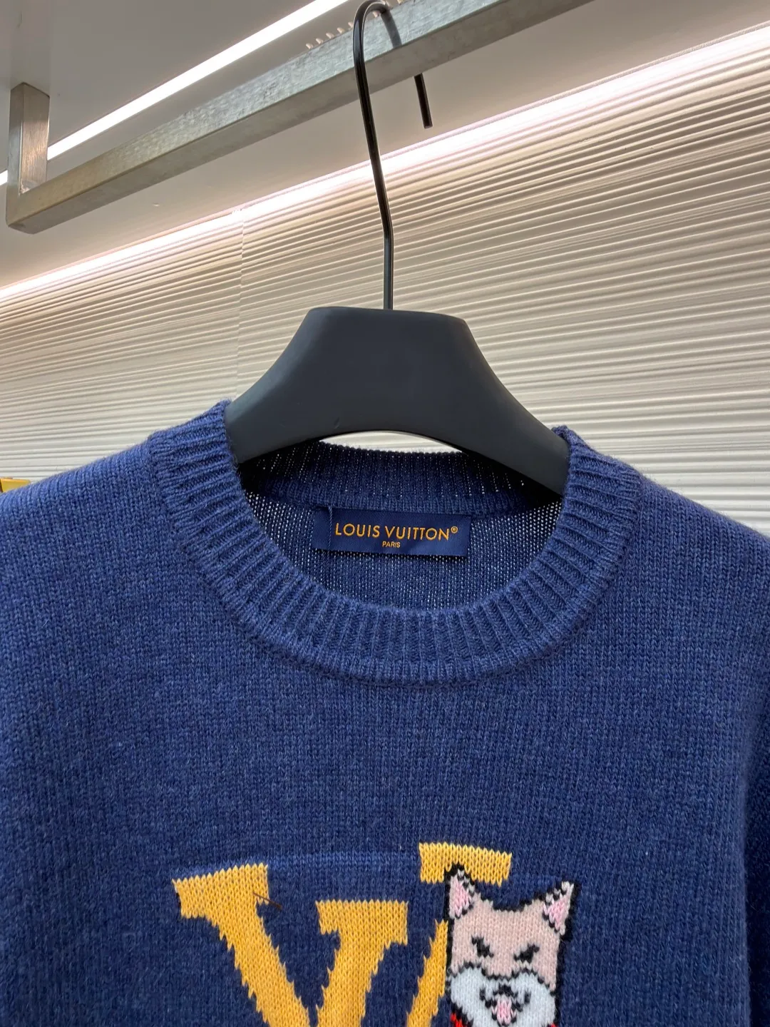 LOUIS VUITTON Seoul-limited intarsia knitted sweater ●Original version: purchased and developed by 11599 ●Item number: 1682133-B85 ●Fabric: wool blended fabric ●Technology: knitted intarsia production ●Color: blue ●Version: fitted version ●Weight: about 535 grams ●Size: S-M-L-XL ●Description: This Louis Vuitton navy blue knitted sweater is woven with 100% ultra-fine merino wool yarn. The basic gray cloth is knitted by a 14-needle precision knitting machine in the Italian workshop. The yarn is first pre-washed and milled to ensure that the garment is not easy to deform, pilling and has excellent skin-friendly properties. The iconic LV letters and Shiba Inu pattern on the front are made using intarsia jacquard technology. Imported acrylic and wool blended threads with high color fastness are used, and are woven needle by needle through a computer-controlled jacquard machine. There are no skipping or floating thread problems on the edges of the pattern. The colors are clearly layered and have a strong three-dimensional effect; the collar and cuffs Both the hem and the hem are made of double-rib hemming technology, with spandex elastic yarn, which has good resilience and is not easy to loosen after long-term wear. The entire body of the garment is hand-ironed and shaped. Every stitching follows the brand's strict 0.1cm stitch length standard, and the details show the exquisite texture of high-end knitting technology. The overall wiring is straight and delicate, the fabric is comfortable and soft, and the color is consistent without color difference. It can be matched with the same style to create a fashionable look and control various occasions. Customized accessories, complete with three standards, same style for men and women!
